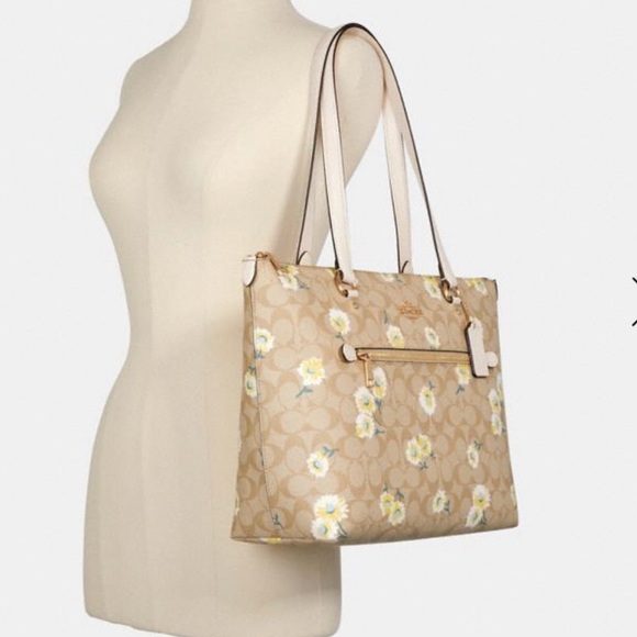 ❗️SOLD❗️Coach Gallery Tote In Signature Canvas Daisy Print - Picture 5 of 5